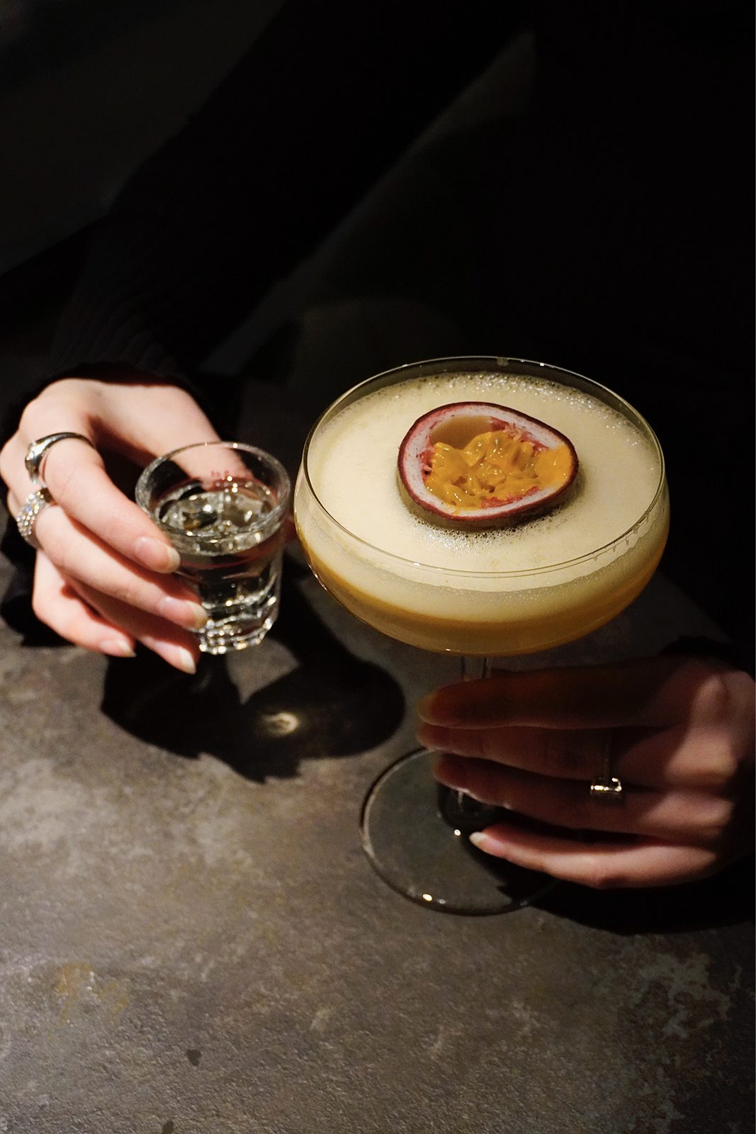 Signature Cocktail mit Passionsfrucht im Coupé-Glas