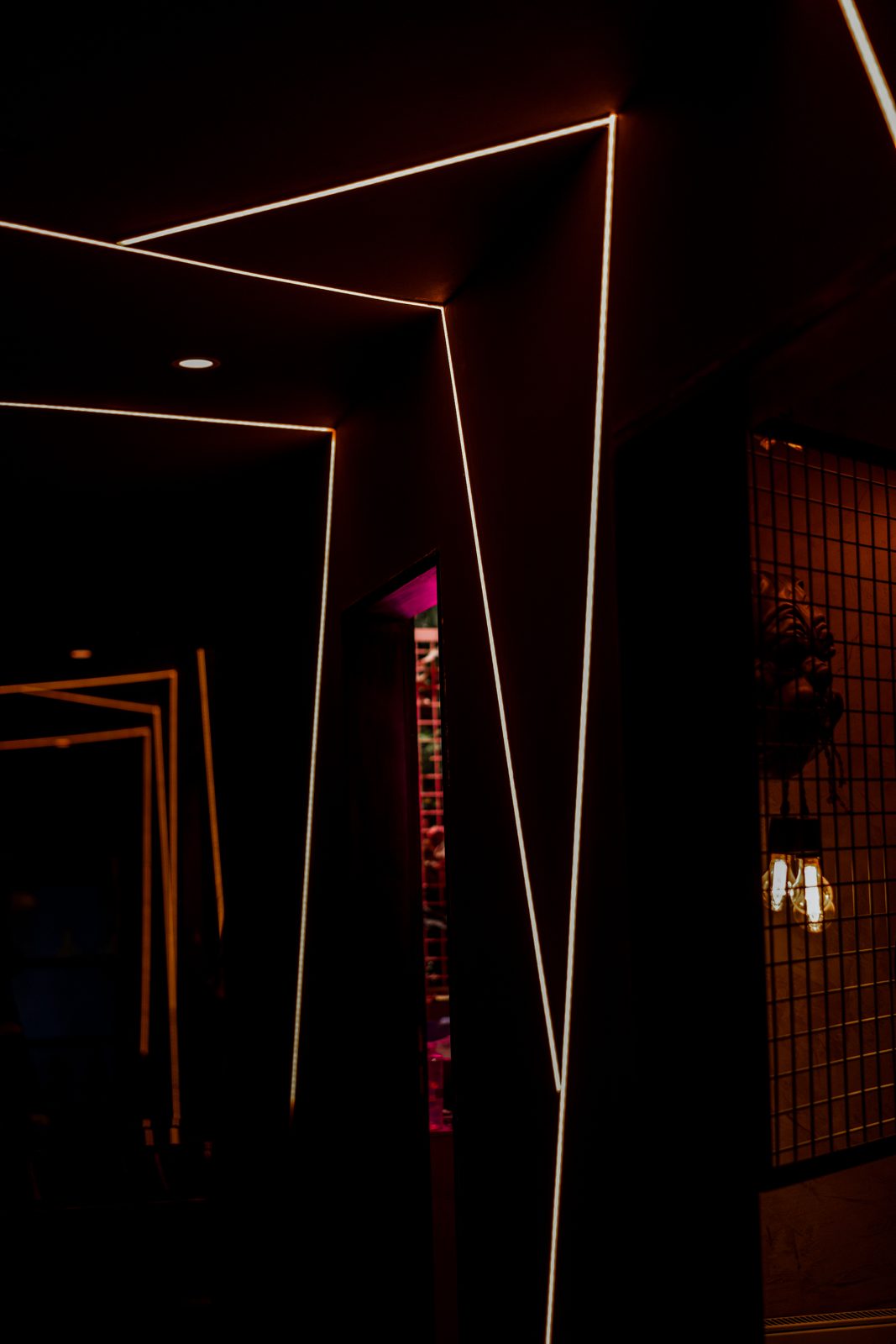 Geometrische LED-Lichtlinien im Innenraum