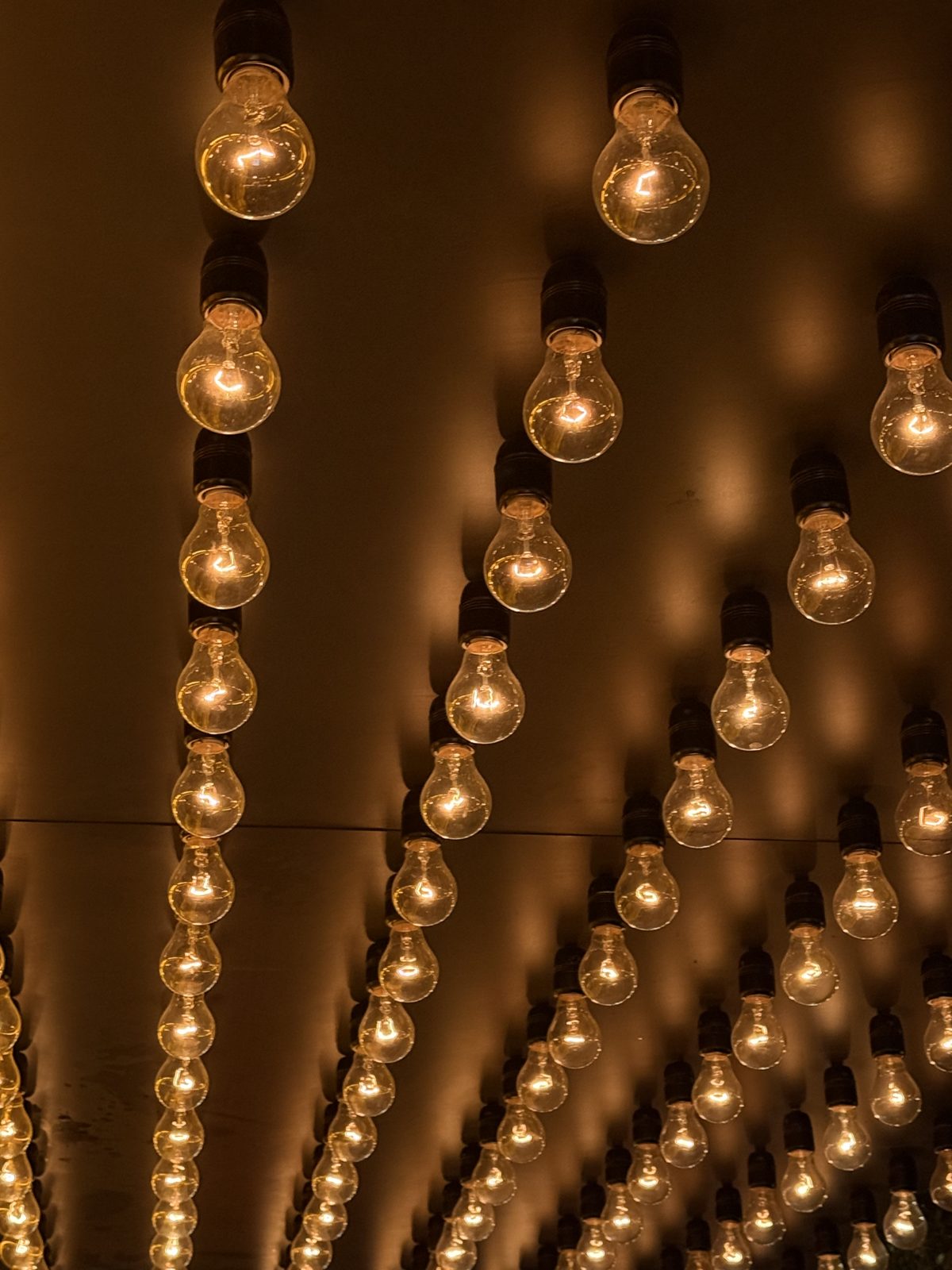 Warm leuchtende Glühbirnen-Installation an der Decke